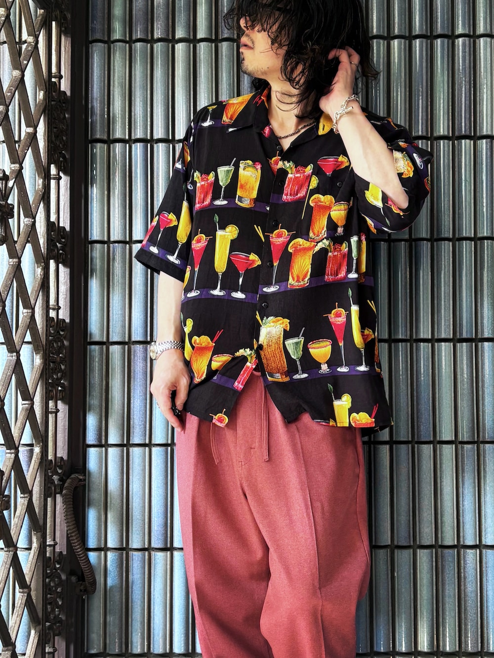 ブラウン系のサンダル、レッド系のデニムパンツ、その他のシャツ/ブラウスを着用したメンズの秋コーディネートの2枚目の写真