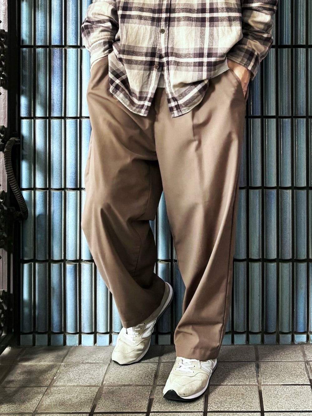 ベージュ系のその他パンツ、グレー系のスニーカー、グレー系のシャツ/ブラウスを着用したメンズの春コーディネートの3枚目の写真