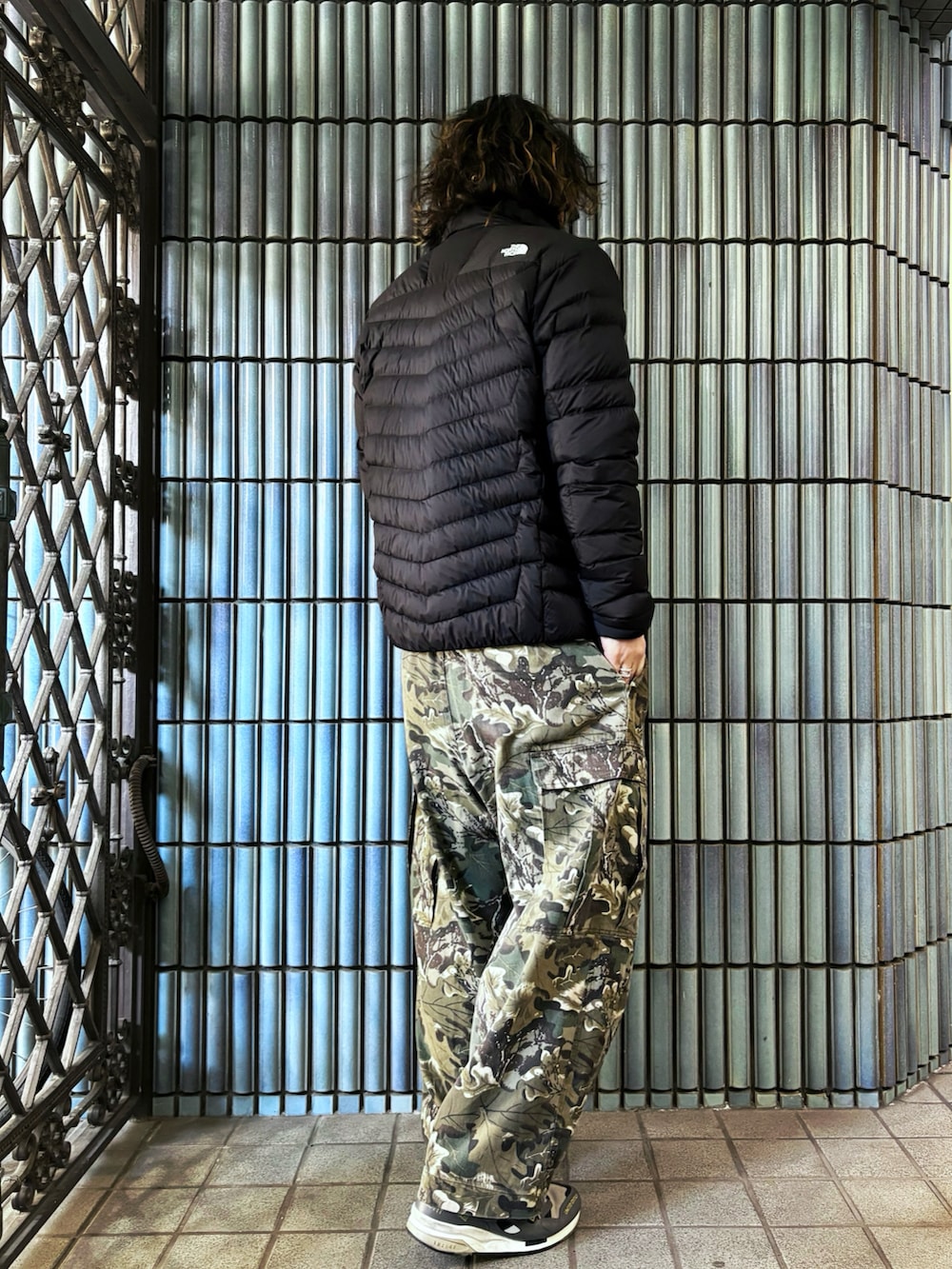 グリーン系のカーゴパンツ、グレー系のスニーカー、グレー系のTシャツ/カットソーを着用したメンズの冬コーディネートの4枚目の写真