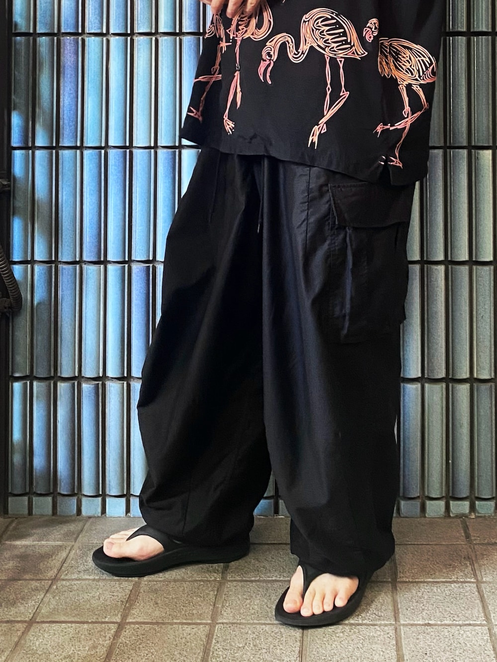 「古着MIX、alohablossom、アロハシャツ、アロハ柄、アロハブロッサム、NEEDLES、ニードルス、ニードルズ、カーゴパンツ、カーゴパンツコーデ、ヒザデルパンツ、oofos、OOFOS、フラミンゴ、オールブラック」｜「aloha blossomのアイテム（シャツ/ブラウス、ブラック系）」を使った、KEITA(ΦωΦ)さん（メンズ・182cm）の秋コーディネートの3枚目の写真