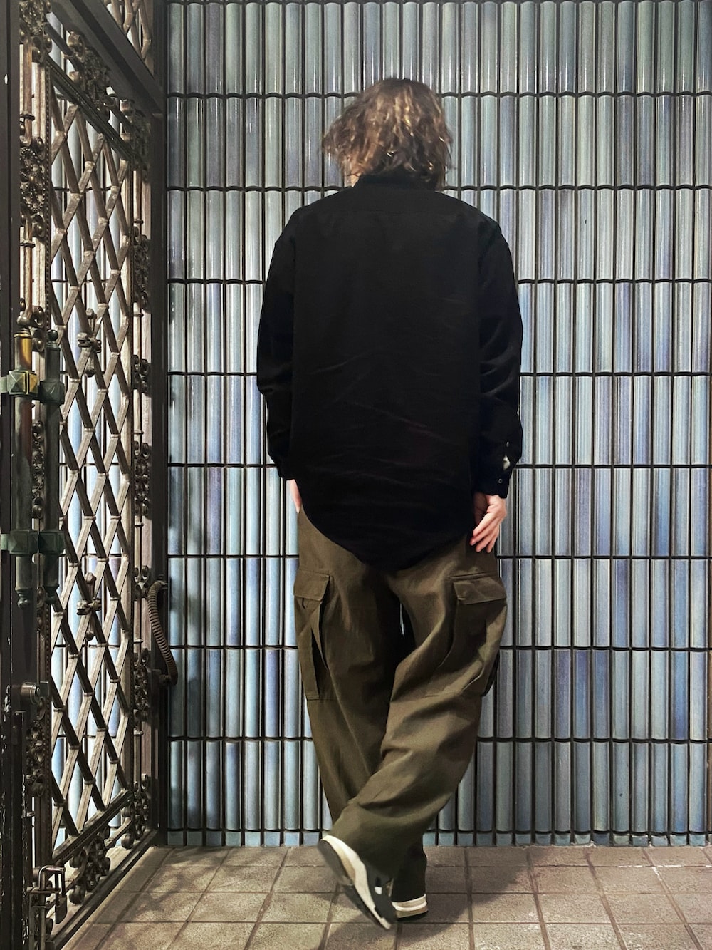 「UNIQLO U、UNIQLOU、ユニクロユー、ユニクロU、春のNewスタイル、コーデュロイシャツ、黒シャツ、カーゴパンツ、カーゴパンツコーデ、ミリタリーコーデ、ヒザデルパンツ、ワイドパンツ、スタンドカラーシャツ、バンドカラーシャツ、シンプルコーデ」|「UNIQLOのコーデュロイワイドフィットスタンドカラーシャツ(シャツ/ブラウス、ブラック系)」を使った、KEITA(ΦωΦ)さん(メンズ・182cm)の春コーディネートの4枚目の写真