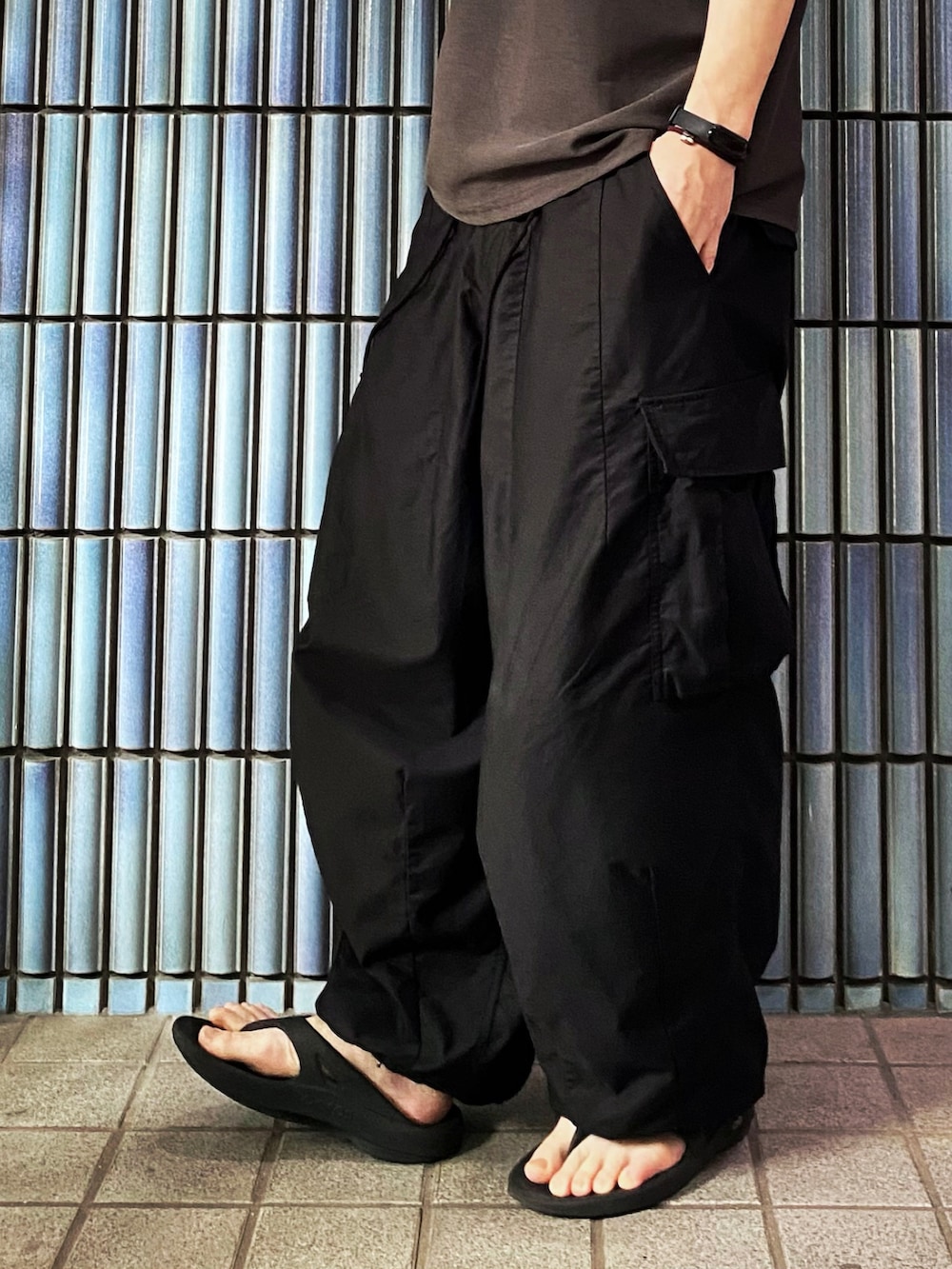 「夏コーデ、ニードルズ、ニードルス、NEEDLES、ヒザデルパンツ、カーゴパンツ、カーゴパンツコーデ、ワイドカーゴパンツ、oofos、ウーフォス、刺繍トップス、モノトーン、リカバリーサンダル、サンダル、夏だ！Tシャツ着よう！」｜「CHANGE WELLのアイテム（Tシャツ/カットソー、グレー系）」を使った、KEITA(ΦωΦ)さん（メンズ・182cm）の夏コーディネートの3枚目の写真