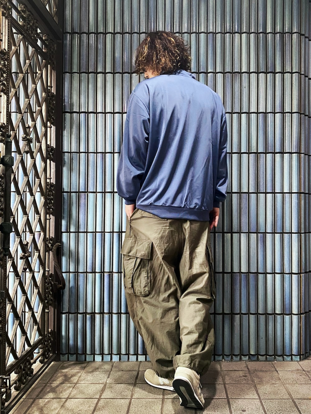 ブルー系のジャージ、グレー系のTシャツ/カットソー、グリーン系のカーゴパンツを着用したメンズの春コーディネートの4枚目の写真