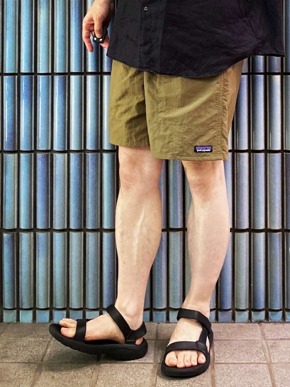 「パタゴニア、patagonia、Patagonia / バギーズ ショーツ、バギーズショーツ、バギーズロング、ハーフパンツ、ハーフパンツコーデ、ショートパンツ、ショーツ、ショーツスタイル、teva、アウトドアスタイル、フェススタイル、半ズボン、半パン」|「UNIQLOのプレミアムリネンシャツ(長袖)(シャツ/ブラウス、ブラック系)」を使った、KEITA(ΦωΦ)さん(メンズ・182cm)の秋コーディネートの3枚目の写真