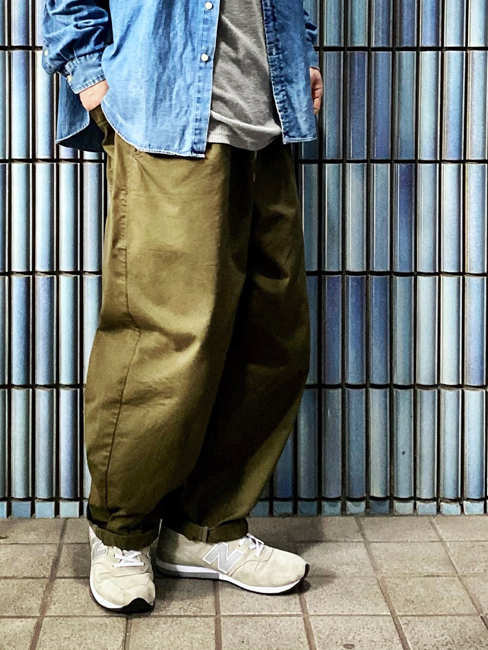 「デニムシャツ、秋のコーデ、ラルフローレン、ポロラルフローレン、ラルフローレンシャツ、ジョンブル、ジョンブル プライベート ラボ(Johnbull Private labo)、Johnbull Private labo、johnbull、Polo Ralph Lauren、Ralph Lauren、グリーンコーデ、グリーン、アメカジ、アメカジコーデ」|「POLO RALPH LAURENのアイテム(シャツ/ブラウス、ブルー系)」を使った、KEITA(ΦωΦ)さん(メンズ・182cm)の秋コーディネートの3枚目の写真