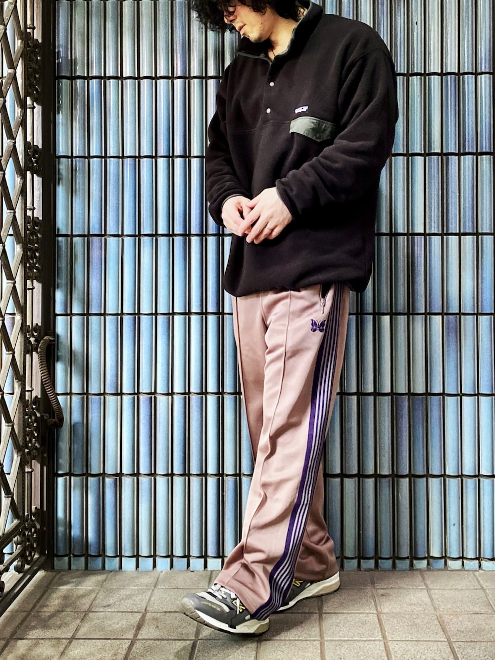 「パタゴニア、パタゴニアのフリース、patagonia、patagoniaのフリース、スナップT、シンチラ、シンチラスナップT、NEEDLES、needles トラックパンツ、ニードルス、ニードルズ、トラックパンツ、ラインパンツ、スポーツミックス、レトロX」｜「patagoniaのSynch Snap-T pullover（トップス、ブラック系）」を使った、KEITA(ΦωΦ)さん（メンズ・182cm）の冬コーディネートの4枚目の写真