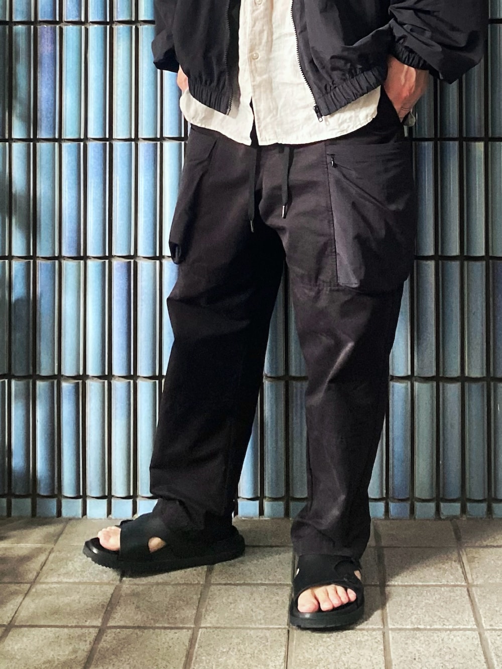 「シャツスタイル、秋服準備はじめました、IPFU、IPFUジャケット、army、トレーニングジャケット、カーゴパンツ、カーゴパンツコーデ、NULLTOKYO、BEAMS、モード、モードカジュアル、モノトーン、テックウェア、ミリタリージャケット」|「SEA BEESのUS ARMY IPFU JACKET(ミリタリージャケット、ブラック系)」を使った、KEITA(ΦωΦ)さん(メンズ・182cm)の秋コーディネートの3枚目の写真