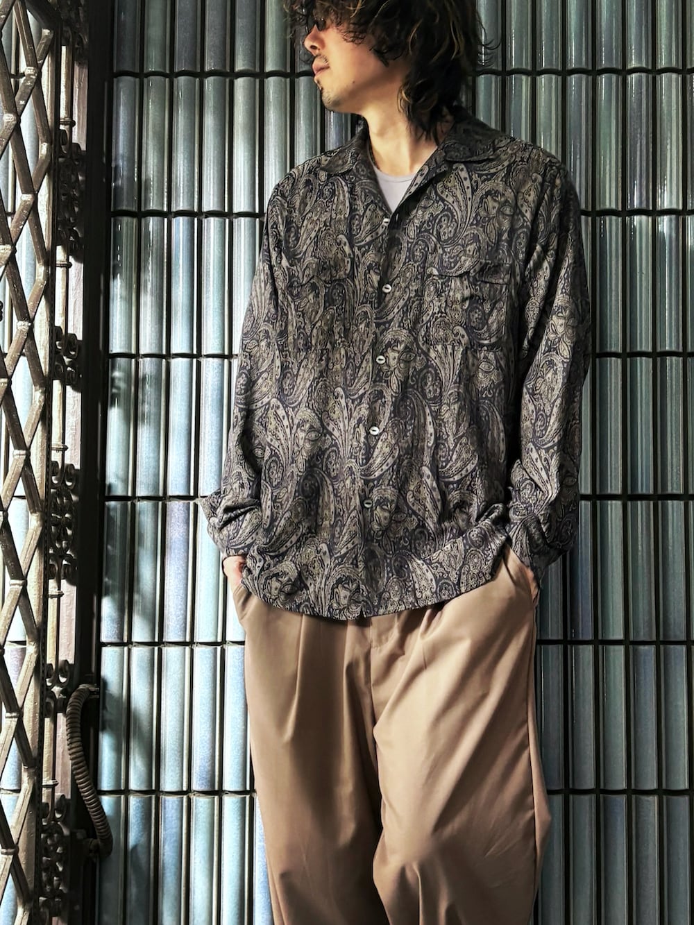 ベージュ系のその他パンツ、ブラック系のスニーカー、グレー系のシャツ/ブラウスを着用したメンズの秋コーディネートの2枚目の写真