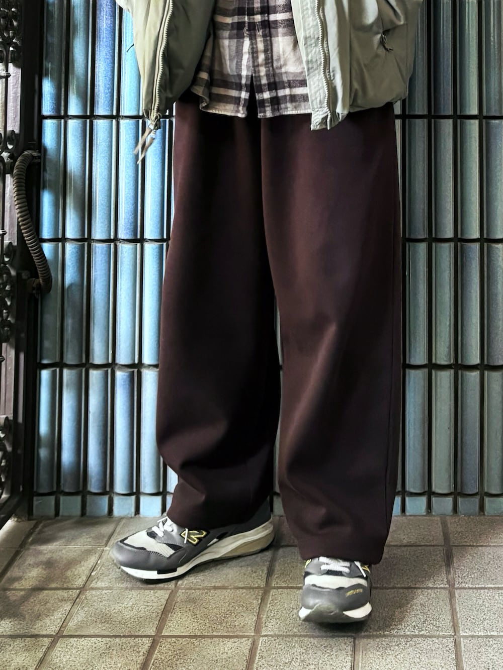 グレー系のスニーカー、グレー系のシャツ/ブラウス、グレー系のミリタリージャケットを着用したメンズの冬コーディネートの3枚目の写真