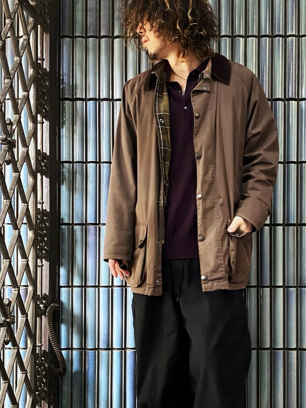 「barbour、バブアー、ビューフォート、Beaufort、ハンティングジャケット、カーゴパンツ、カーゴパンツコーデ、ヒザデルパンツ、ニットポロ、コート、コートスタイル、フリークスストア、FREAK’S STORE、ワイドパンツ、ミリタリージャケット」|「Barbourのアイテム(ステンカラーコート、ブラウン系)」を使った、KEITA(ΦωΦ)さん(メンズ・182cm)の春コーディネートの2枚目の写真