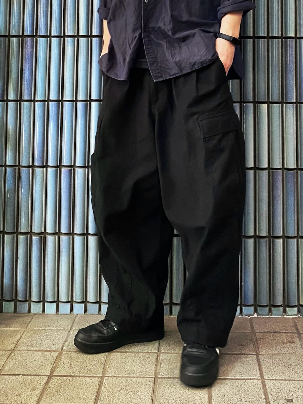 「シンプルコーデ、古着MIX、シャツスタイル、ニードルス、ニードルズ、NEEDLES、ヒザデルパンツ、カーゴパンツ、カーゴパンツコーデ、プチプラ、プチプラコーデ、ネイビー、ネイビーコーデ、リネンシャツ、大人カジュアル」｜「UNIQLOのプレミアムリネンシャツ（長袖）（シャツ/ブラウス、ブラック系）」を使った、KEITA(ΦωΦ)さん（メンズ・182cm）の春コーディネートの3枚目の写真
