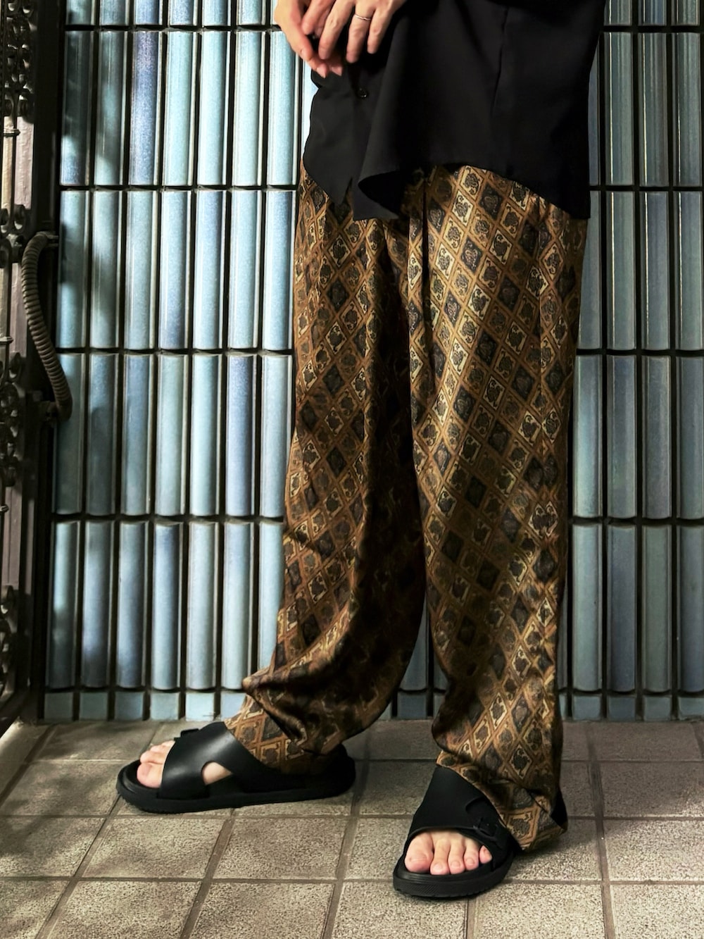 ブラック系のシャツ/ブラウス、ブラウン系のその他パンツ、ブラック系のサンダルを着用したメンズの秋コーディネートの3枚目の写真