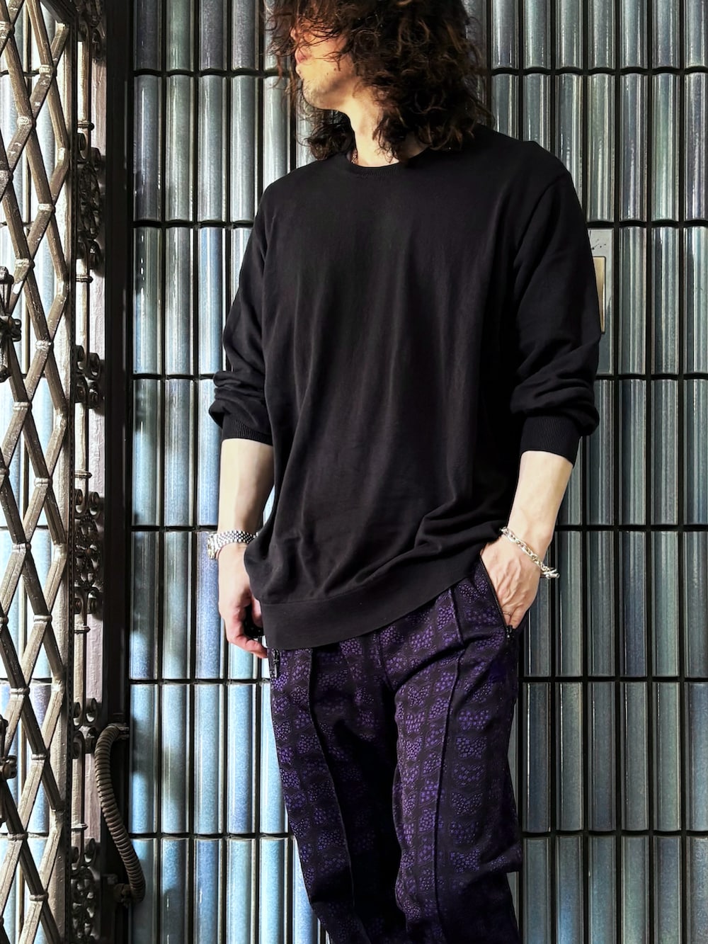 「最近のいい感じコーデ、古着MIX、サマーニット、ニードルス、ニードルズ、NEEDLES、needles トラックパンツ、トラックパンツ、柄パンツ、柄パン、オーバーサイズニット、ニードルストラックパンツ、ロレックス、エルメス、シェーヌダンクル」｜「UNIQLOのウォッシャブルコットンメリノクルーネックセーター（ニット/セーター、ブラック系）」を使った、KEITA(ΦωΦ)さん（メンズ・182cm）の春コーディネートの2枚目の写真