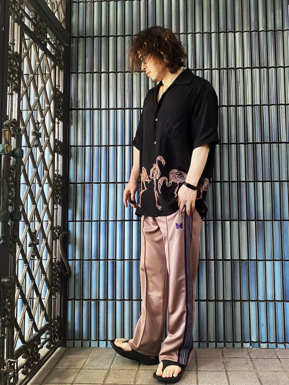 「秋コーデ、フラミンゴ、アロハシャツ、アロハシャツコーデ、アロハブロッサム、alohablossom、NEEDLES、needles トラックパンツ、ニードルス、ニードルストラックパンツ、ニードルズ、ウーフォス、oofos、ピンクコーデ、シンプルコーデ」｜「aloha blossomのアイテム（シャツ/ブラウス、ブラック系）」を使った、KEITA(ΦωΦ)さん（メンズ・182cm）の秋コーディネートの4枚目の写真