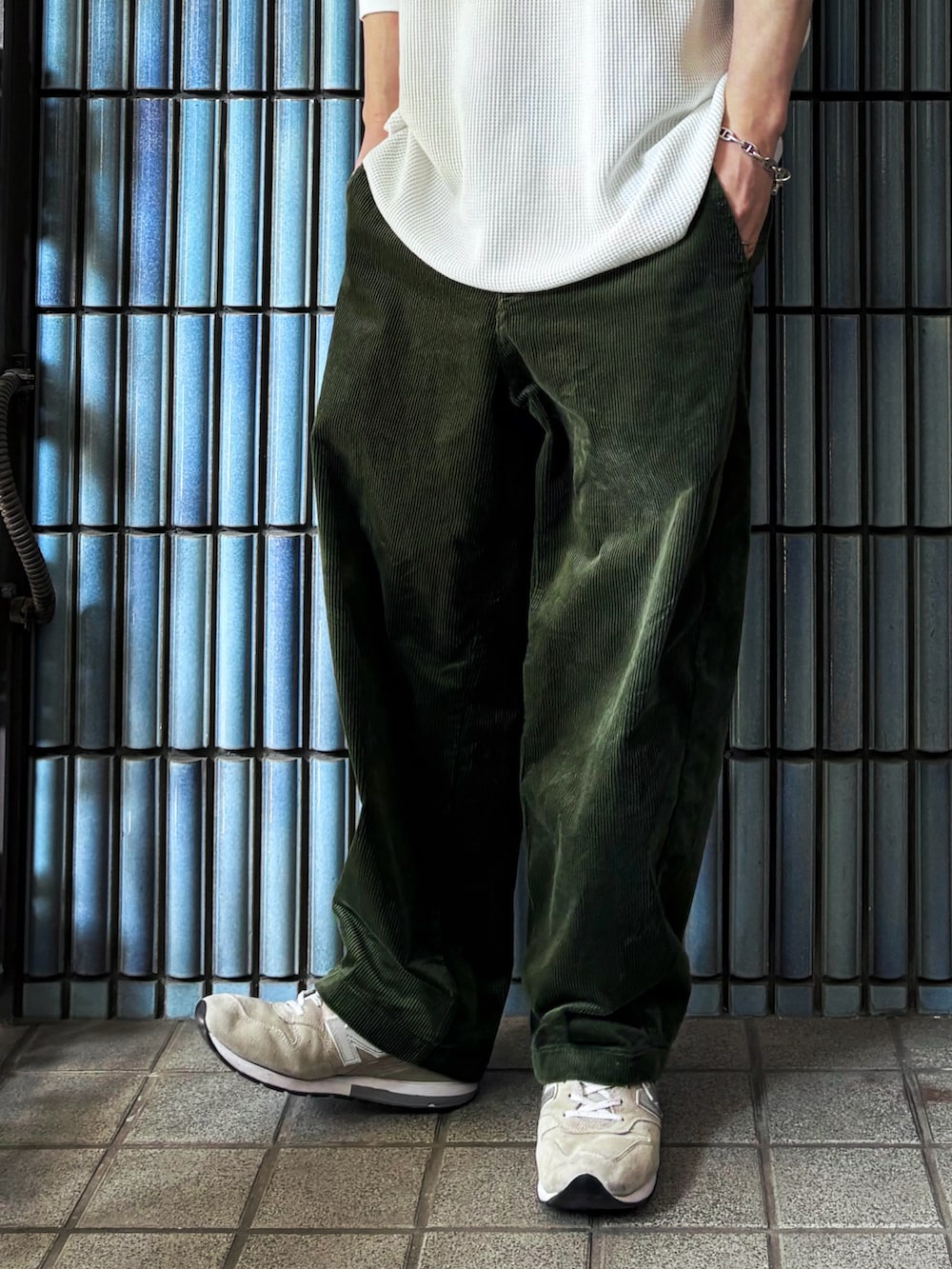 グレー系のスニーカー、ホワイト系のTシャツ/カットソー、グリーン系のその他パンツを着用したメンズの春コーディネートの3枚目の写真