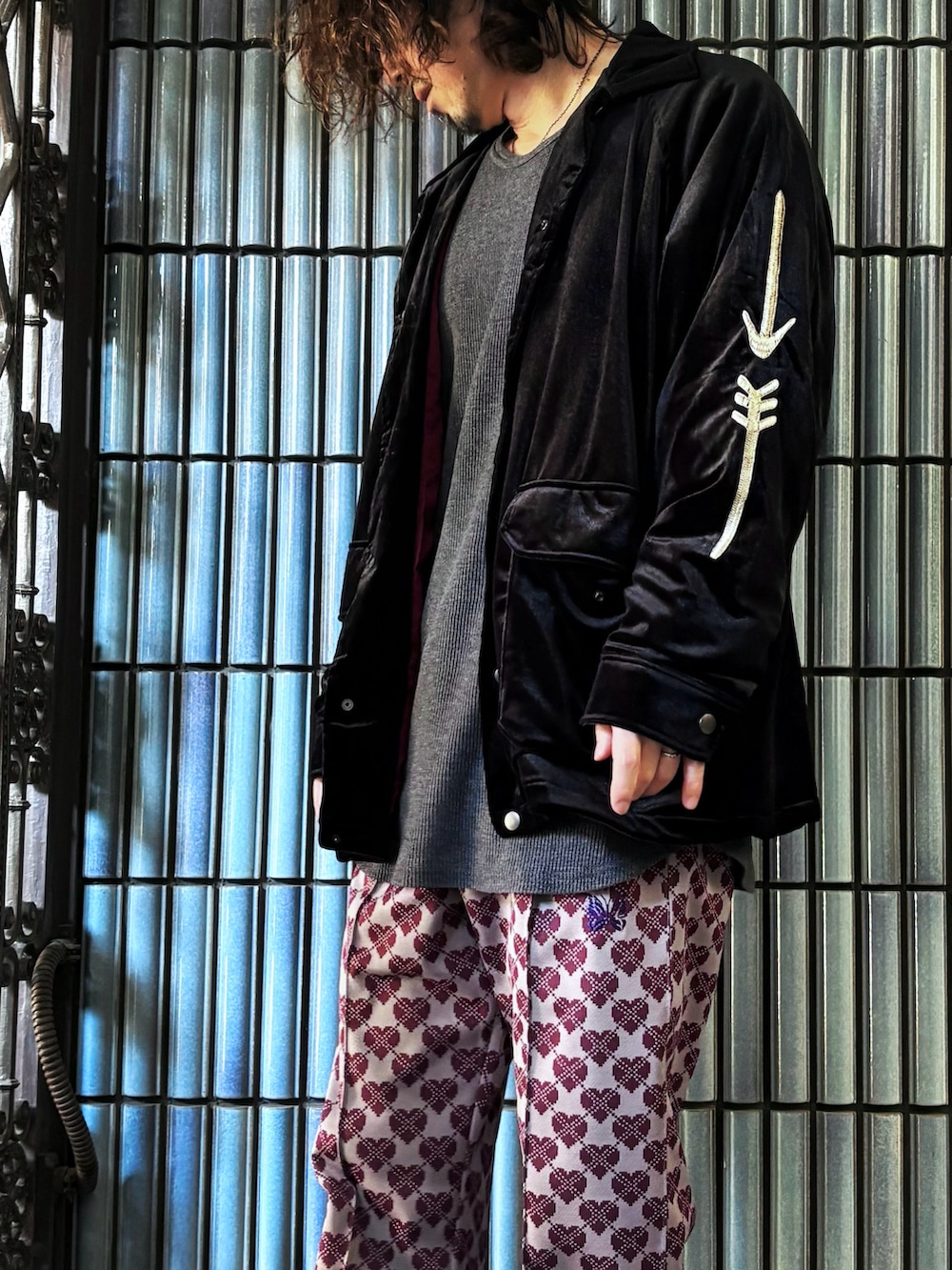 「最近のいい感じコーデ、ダウンジャケット、クリスマスに着たい服、raizo、NEEDLES、needles トラックパンツ、Needles ニードルズ、ニードルス、ニードルストラックパンツ、ニードルズ、スカジャン、スカジャンコーデ、ベロアジャケット、コーチジャケット、柄パンツ」|「RAIZOのBROKEN ARROW JACKET -3.COLOR-(スカジャン、ブラック系)」を使った、KEITA(ΦωΦ)さん(メンズ・182cm)の冬コーディネートの2枚目の写真