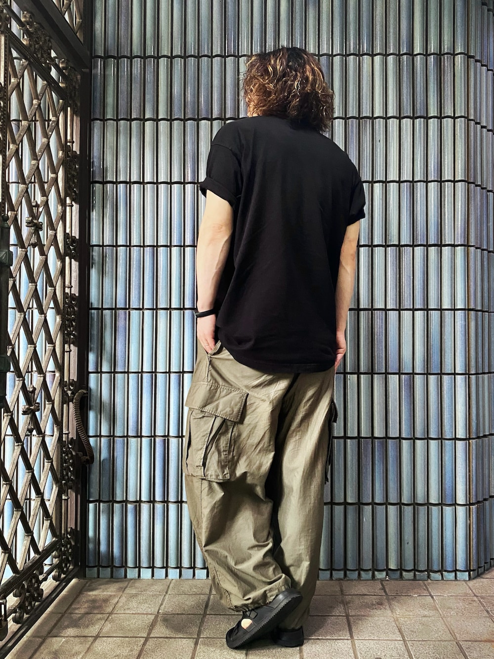 「テーマパークコーデ、８(eight)、LOS ANGELES APPAREL、NEEDLES、カーゴパンツ、カーゴパンツコーデ、ヒザデルパンツ、無地T、シンプルコーデ、ミリタリーパンツ、大人カジュアル、ゆるコーデ、古着コーデ、ニードルズ、ニードルス」｜「LOS ANGELES APPARELのLOS ANGELES APPAREL ガーメントダイＴシャツ（Tシャツ/カットソー、ブラック系）」を使った、KEITA(ΦωΦ)さん（メンズ・182cm）の夏コーディネートの4枚目の写真