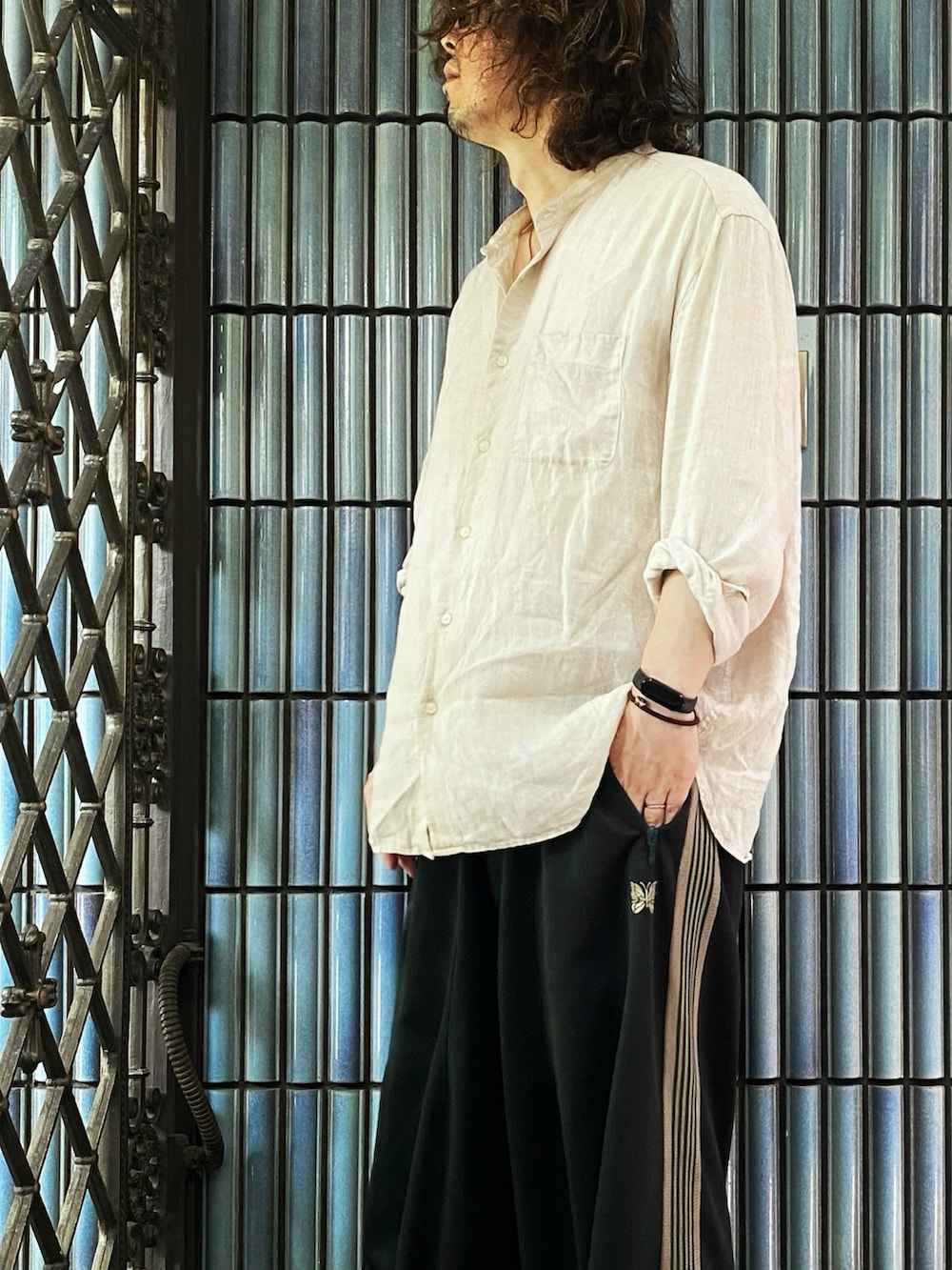 「シャツスタイル、淡色コーデ、秋服準備はじめました、リネンシャツ、白シャツ、ヒザデルパンツ、ヒザデルトラック、NEEDLES、needles トラックパンツ、ニードルス、ニードルストラックパンツ、ニードルズ、トラックパンツ、トラックパンツコーデ、スポーツミックス」｜「UNIQLOのプレミアムリネンスタンドカラーシャツ(長袖)（シャツ/ブラウス、ベージュ系）」を使った、KEITA(ΦωΦ)さん（メンズ・182cm）の夏コーディネートの2枚目の写真