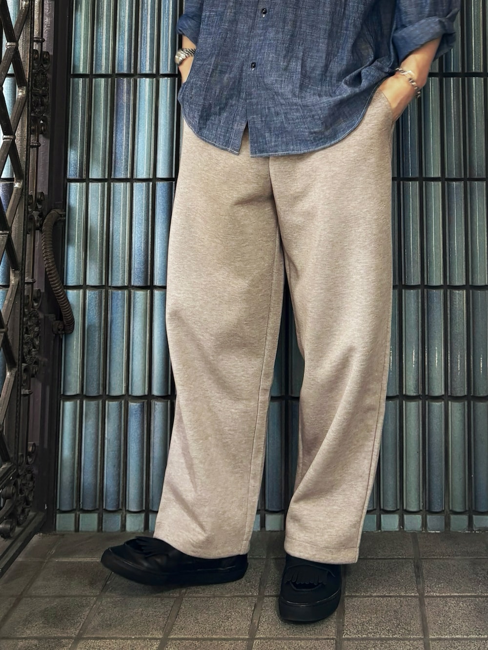 ブルー系のシャツ/ブラウス、ベージュ系のスウェットパンツ、ブラック系のローファーを着用したメンズの夏コーディネートの3枚目の写真