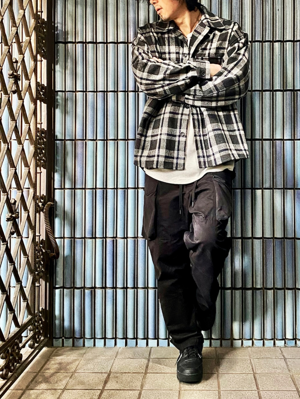 「timely warning、NULLTOKYO、チェック、チェックシャツ、柄シャツ、私の推しブランド、カーゴパンツ、カーゴパンツコーデ、モノマート、MONO-MART、エアフォースワン、AIR FORCE 1、モノトーンコーデ、CPOジャケット、CPOシャツ」｜「TIMELY WARNINGのTimely Warning / 《 WEB限定 》 メルトンライク ドロップショルダー CPO ジャケット セットアップ  / ビッグシルエット / ウールライク ウール混 / カットジャケット パンツ（セットアップ、グレー系）」を使った、KEITA(ΦωΦ)さん（メンズ・182cm）の冬コーディネートの4枚目の写真