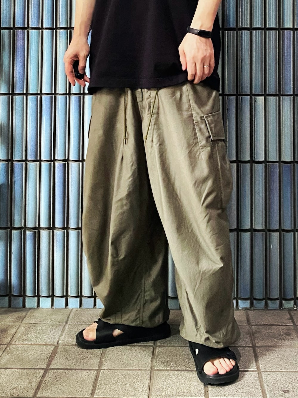 「テーマパークコーデ、８(eight)、LOS ANGELES APPAREL、NEEDLES、カーゴパンツ、カーゴパンツコーデ、ヒザデルパンツ、無地T、シンプルコーデ、ミリタリーパンツ、大人カジュアル、ゆるコーデ、古着コーデ、ニードルズ、ニードルス」｜「LOS ANGELES APPARELのLOS ANGELES APPAREL ガーメントダイＴシャツ（Tシャツ/カットソー、ブラック系）」を使った、KEITA(ΦωΦ)さん（メンズ・182cm）の夏コーディネートの3枚目の写真