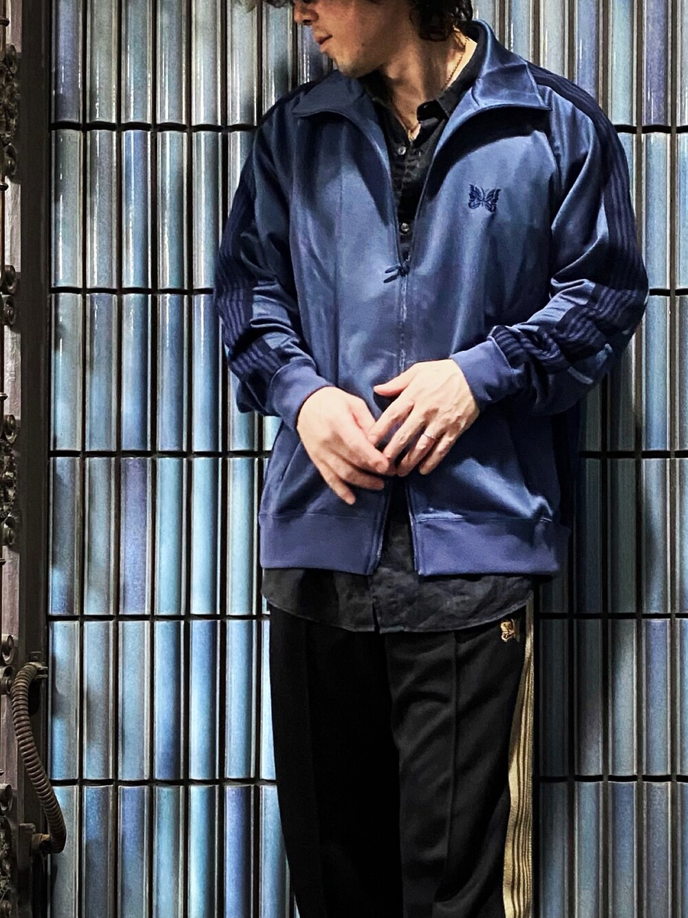 「秋服、トラックジャケット、ニードルズ、ニードルス、トラックパンツ、NEEDLES、needles トラックパンツ、トラックスーツ、ウーフォス、oofos、ジャージ、ジャージーパンツ、ジャージコーデ、スウェットコーデ、スウェットパンツ」|「Needlesのアイテム(その他アウター、ブルー系)」を使った、KEITA(ΦωΦ)さん(メンズ・182cm)の秋コーディネートの2枚目の写真