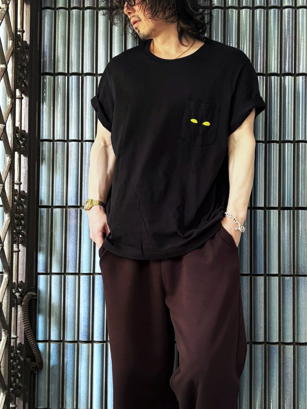 ブラック系のTシャツ/カットソー、ブラウン系のスウェットパンツ、ブラック系のローファーを着用したメンズの春コーディネートの2枚目の写真