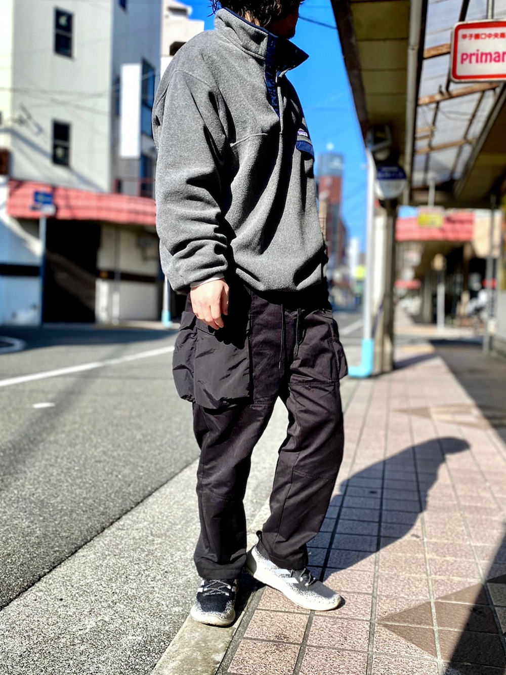 「patagonia、patagoniaのフリース、パタゴニア、パタゴニアのフリース、シンチラ、シンチラスナップT、NULLTOKYO、カーゴパンツ、カーゴパンツコーデ、ビームス、フリース、春服みてみて、アウトドアスタイル、アウトドア、アウトドアコーデ」｜「patagoniaのメンズ ライトウェイト シンチラ スナップT プルオーバー（ニット/セーター、グレー系）」を使った、KEITA(ΦωΦ)さん（メンズ・182cm）の春コーディネートの2枚目の写真