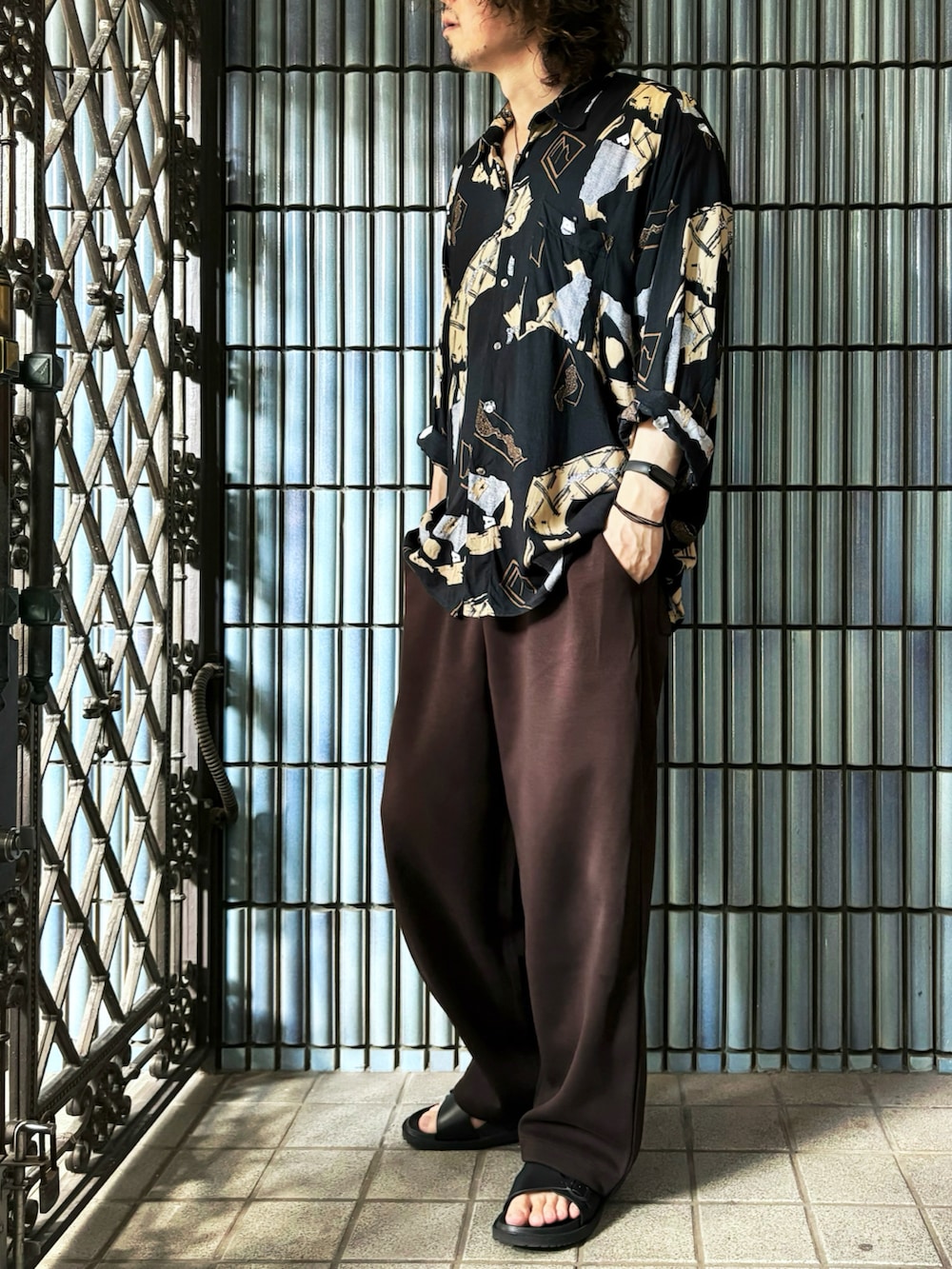 「秋服、古着MIX、古着、古着コーデ、柄シャツ、ユニクロC、UNIQLOC、スウェットパンツ、スウェットワイドパンツ、ブラウンコーデ、ブラウン、40代ファッション、プリントシャツ、ユニクロシー、古着ミックス」｜「Camargueのアイテム（シャツ/ブラウス、ブラック系）」を使った、KEITA(ΦωΦ)さん（メンズ・182cm）の秋コーディネートの4枚目の写真