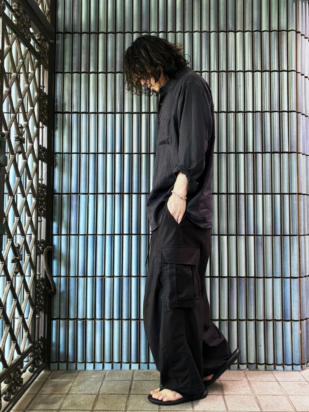 ブラック系のシャツ/ブラウス、ブラック系のサンダル、ブラック系のカーゴパンツを着用したメンズの秋コーディネートの4枚目の写真