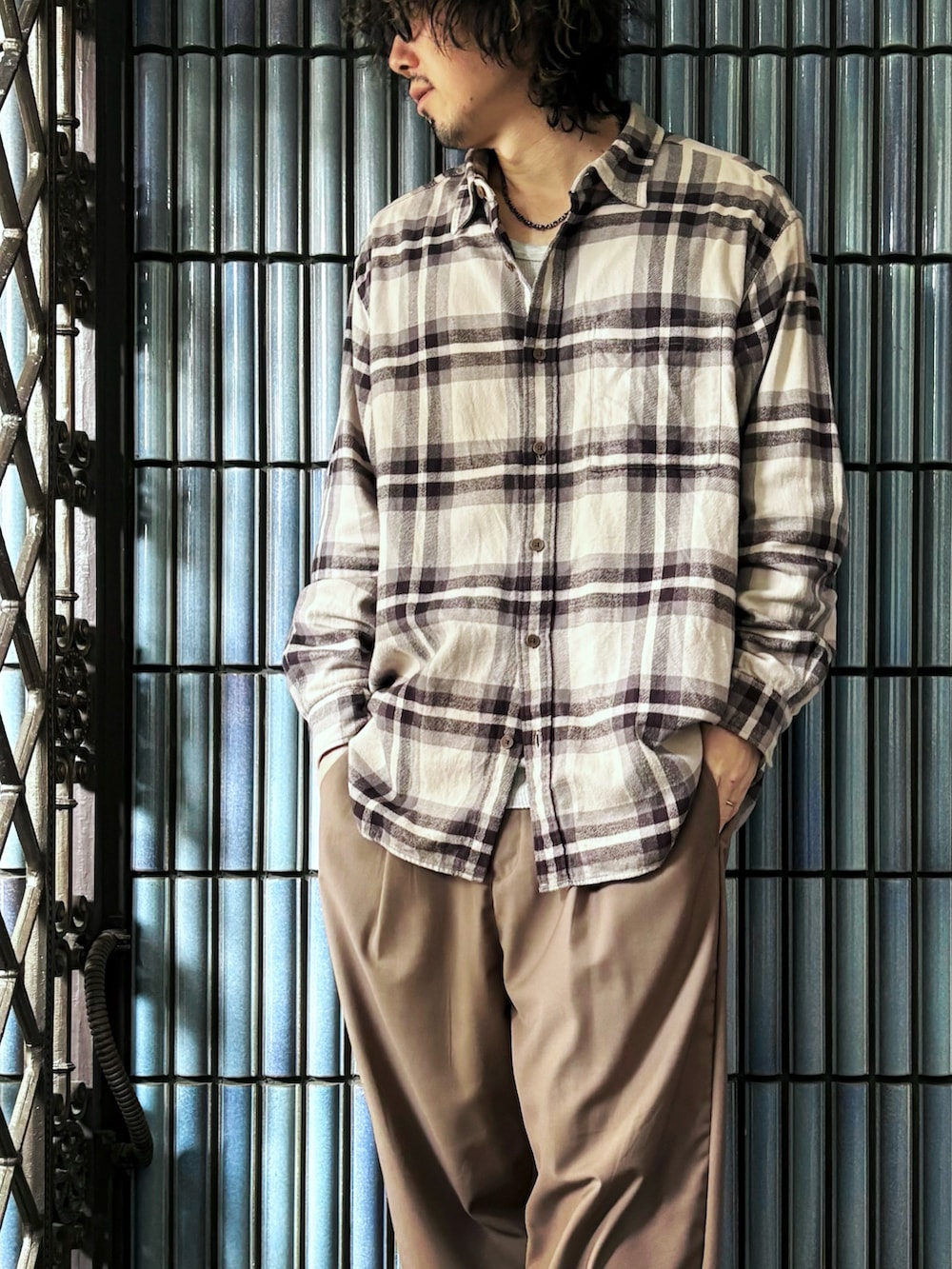 ベージュ系のその他パンツ、グレー系のスニーカー、グレー系のシャツ/ブラウスを着用したメンズの春コーディネートの2枚目の写真