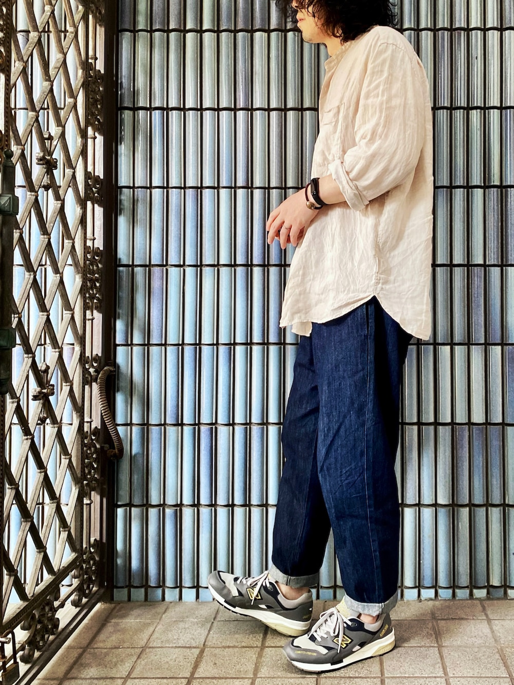 「プレミアムリネンシャツ、リネンシャツ、スタンドカラーシャツ、バンドカラーシャツ、シェフパンツ、デニムパンツ、ワイドデニム、オーバーサイズシャツ、ニューバランス1600、New Balance、NEWBALANCE、白シャツ、白シャツ×デニム、GU、GUコーデ」｜「UNIQLOのプレミアムリネンスタンドカラーシャツ(長袖)（シャツ/ブラウス、ベージュ系）」を使った、KEITA(ΦωΦ)さん（メンズ・182cm）の秋コーディネートの4枚目の写真