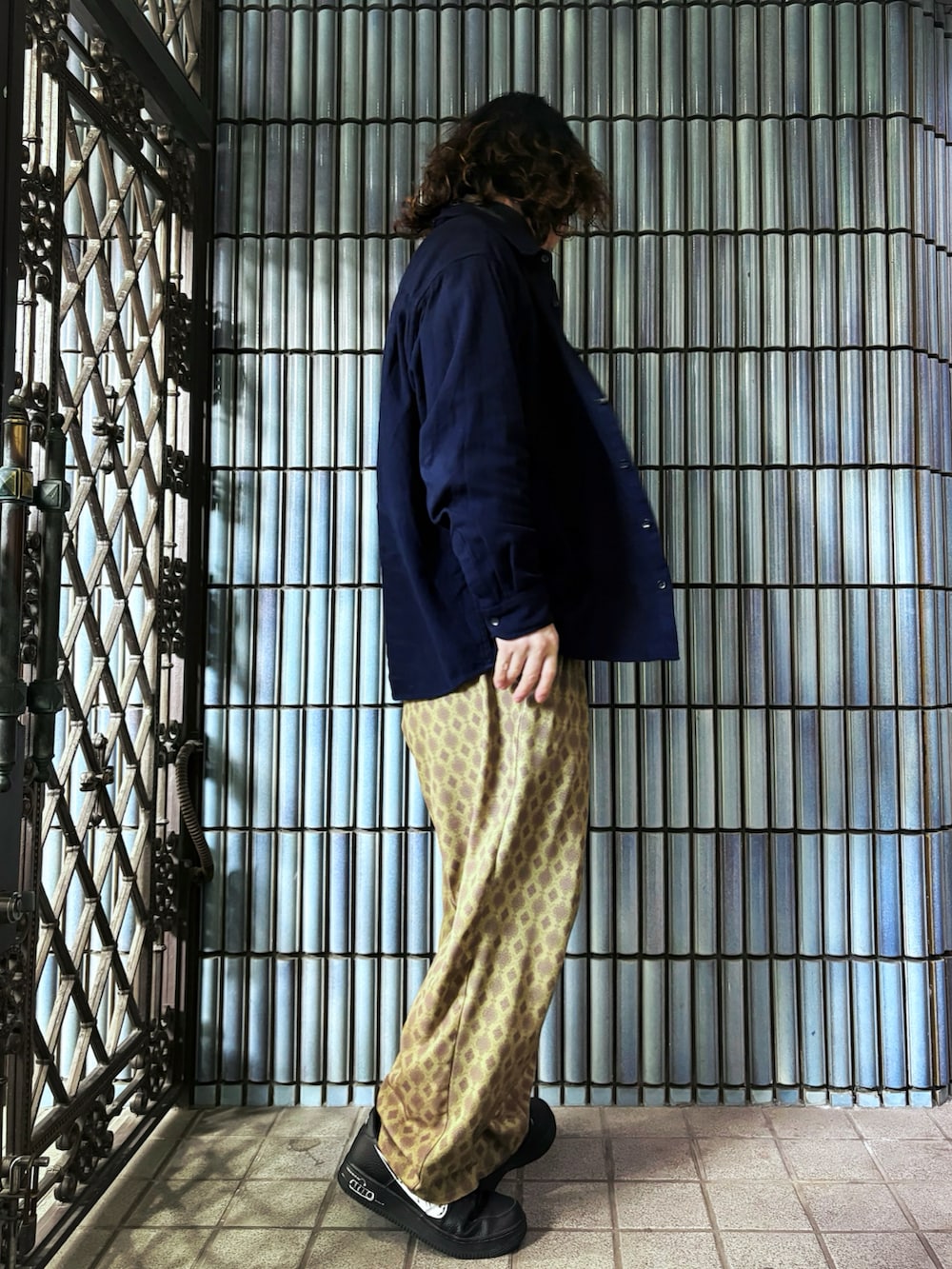 「今日のコーデ、春色、メガネ男子、JUNRed、Junred、タートルネック、ネルシャツ、柄パンツ、エアフォースワン、ネイビー、マスタード、マスタードイエロー、タートルネックニット、タートルニット、タートルネックカットソー」｜「UNIQLOのフランネルシャツ（シャツ/ブラウス、ブルー系）」を使った、KEITA(ΦωΦ)さん（メンズ・182cm）の冬コーディネートの4枚目の写真