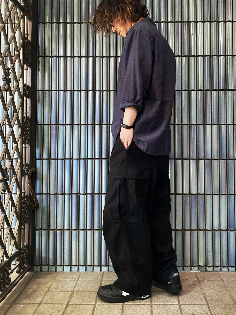 「シンプルコーデ、古着MIX、シャツスタイル、ニードルス、ニードルズ、NEEDLES、ヒザデルパンツ、カーゴパンツ、カーゴパンツコーデ、プチプラ、プチプラコーデ、ネイビー、ネイビーコーデ、リネンシャツ、大人カジュアル」｜「UNIQLOのプレミアムリネンシャツ（長袖）（シャツ/ブラウス、ブラック系）」を使った、KEITA(ΦωΦ)さん（メンズ・182cm）の春コーディネートの4枚目の写真