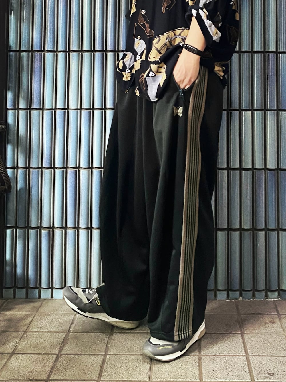 「モノトーン、シャツ好き集まれ、柄シャツ、ヒザデルパンツ、ヒザデルトラック、トラックパンツ、ニードルス、ニードルストラックパンツ、ニードルズ、NEEDLES、needles トラックパンツ、ヨーロッパ古着、古着MIX、古着、古着コーデ」｜「Camargueのアイテム（シャツ/ブラウス、ブラック系）」を使った、KEITA(ΦωΦ)さん（メンズ・182cm）の夏コーディネートの3枚目の写真