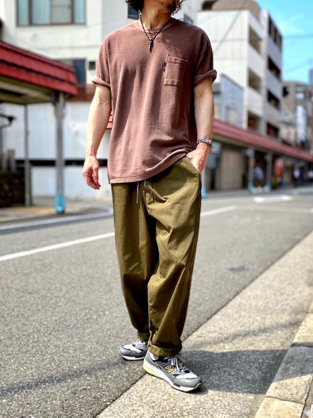 「BRANCHWORKS、ブランチワークス、夏コーデ、Johnbull Private labo、johnbull、ジョンブル、ジョンブル　プライベート　ラボ(Johnbull Private labo)、ヒザデルパンツ、ラウンドパンツ、サーカスパンツ、ニューバランス1600、military、ミリタリーコーデ、ミリタリーパンツ、カーゴパンツ」｜「Branchworksの18/BDドライ鹿の子 ポケット WIDE TEE（Tシャツ/カットソー、ブラウン系）」を使った、KEITA(ΦωΦ)さん（メンズ・182cm）の夏コーディネートの2枚目の写真
