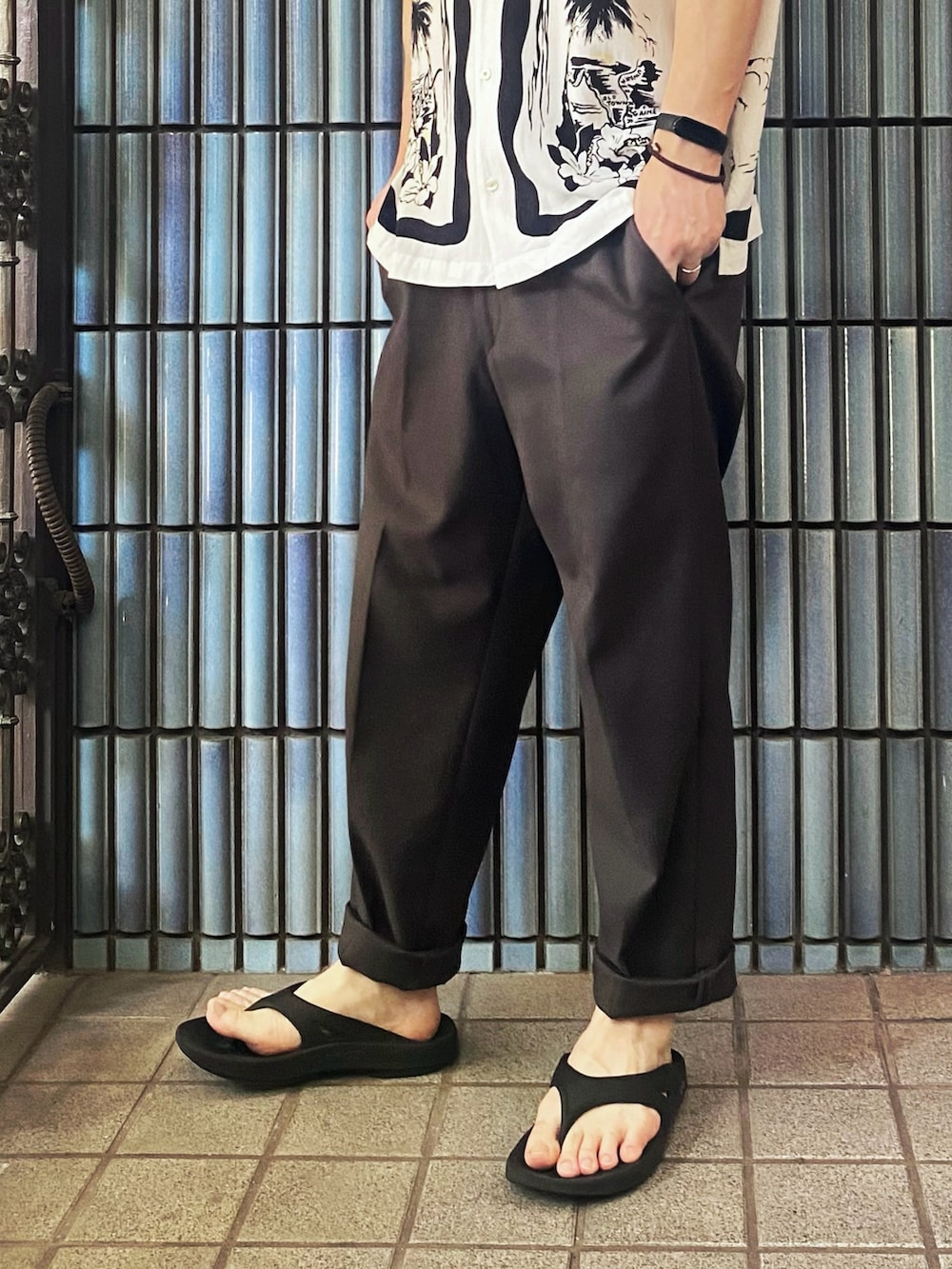 「アウトドアスタイル、淡色コーデ、アロハシャツ、アロハシャツコーデ、リゾートスタイル、ユニクロユー、ユニクロU、UNIQLO U、モノトーンコーデ、oofos、サンダル、H&M、柄シャツ、ワイドスラックス、秋コーデ」｜「H&Mのアイテム（シャツ/ブラウス、ホワイト系）」を使った、KEITA(ΦωΦ)さん（メンズ・182cm）の秋コーディネートの3枚目の写真