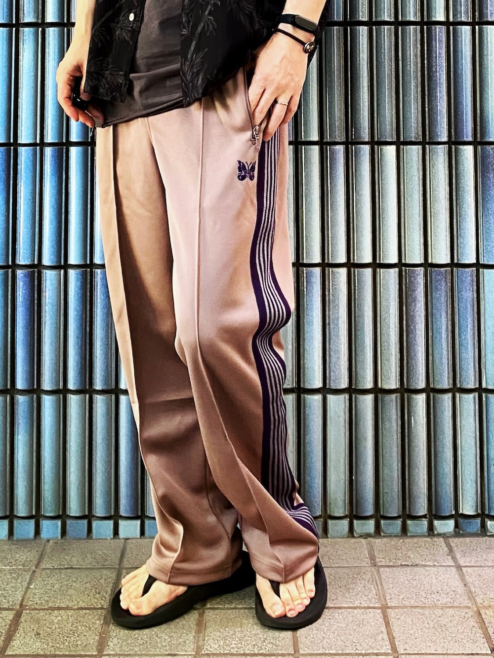 「アロハシャツ、トラックパンツ、ニードルス、ニードルズ、NEEDLES、needles トラックパンツ、JIGGYS SHOP、ラインパンツ、スポーツミックス、柄シャツ、柄パンツ、WEGO、oofos、タンクトップ、オープンカラーシャツ」|「jiggys shopのアロハシャツ(シャツ/ブラウス、その他)」を使った、KEITA(ΦωΦ)さん(メンズ・182cm)の秋コーディネートの3枚目の写真