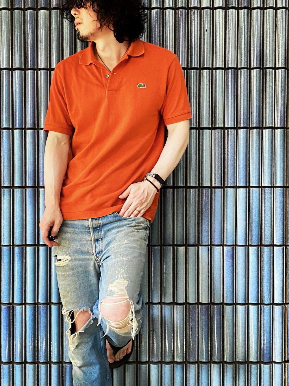 「真夏のアクティブスタイル、LACOSTE、ラコステ、ラコステ(LACOSTE)、ポロシャツ、ポロシャツコーデ、501、501xx、リーバイス、リーバイス501、ダメージデニムパンツ、ダメージジーンズ、ダメージデニム、ウーフォス、oofos」｜「LACOSTEの【LACOSTE/ラコステ】 クラッシックフィットポロ（ポロシャツ、オレンジ系）」を使った、KEITA(ΦωΦ)さん（メンズ・182cm）の夏コーディネートの2枚目の写真