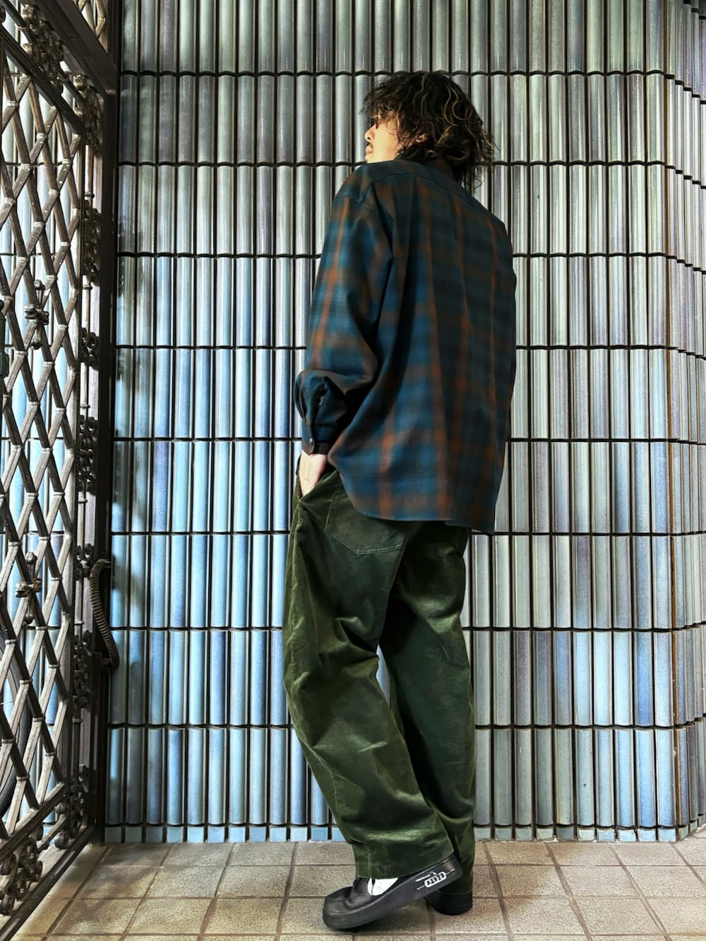 ブラック系のスニーカー、ブルー系のシャツ/ブラウス、グリーン系のその他パンツを着用したメンズの春コーディネートの4枚目の写真