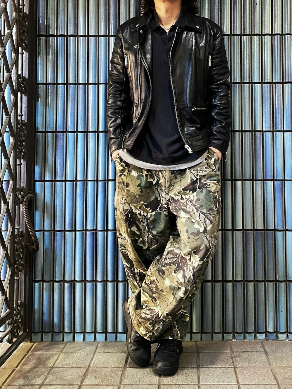 「革ジャン、革ジャンコーデ、レザージャケット、ダブルライダース、カーゴパンツ、カーゴパンツコーデ、迷彩パンツ、ニットポロ、MONO-MART、柄パンツ、ライダース部、ライダース、ライダースジャケット、ライダースコーデ」｜「ZARAのアイテム（ライダースジャケット、ブラック系）」を使った、KEITA(ΦωΦ)さん（メンズ・182cm）の冬コーディネートの4枚目の写真