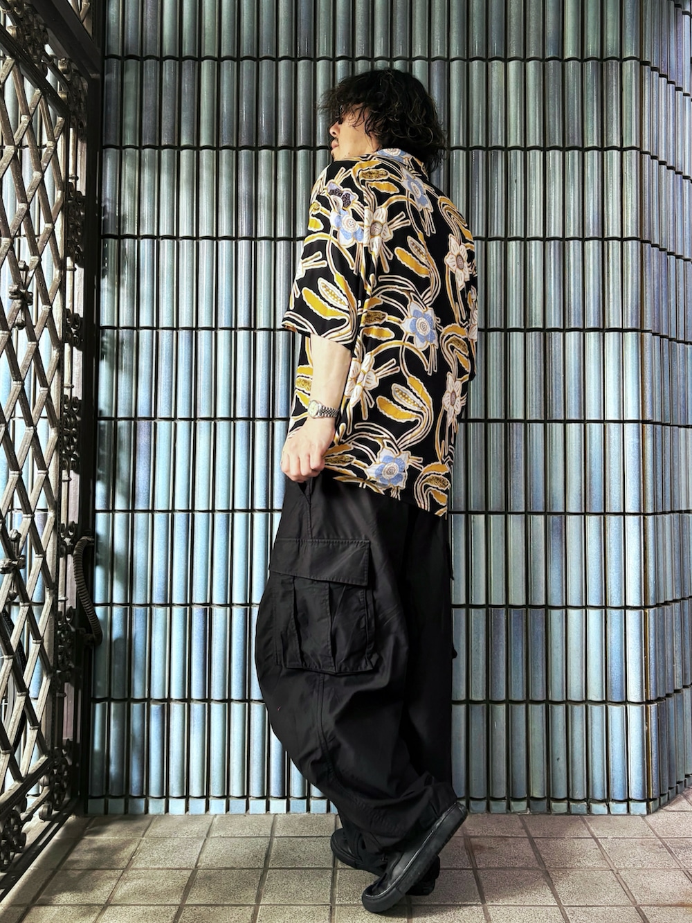 ブラック系のシャツ/ブラウス、ブラック系のカーゴパンツ、ブラック系のローファーを着用したメンズの秋コーディネートの4枚目の写真