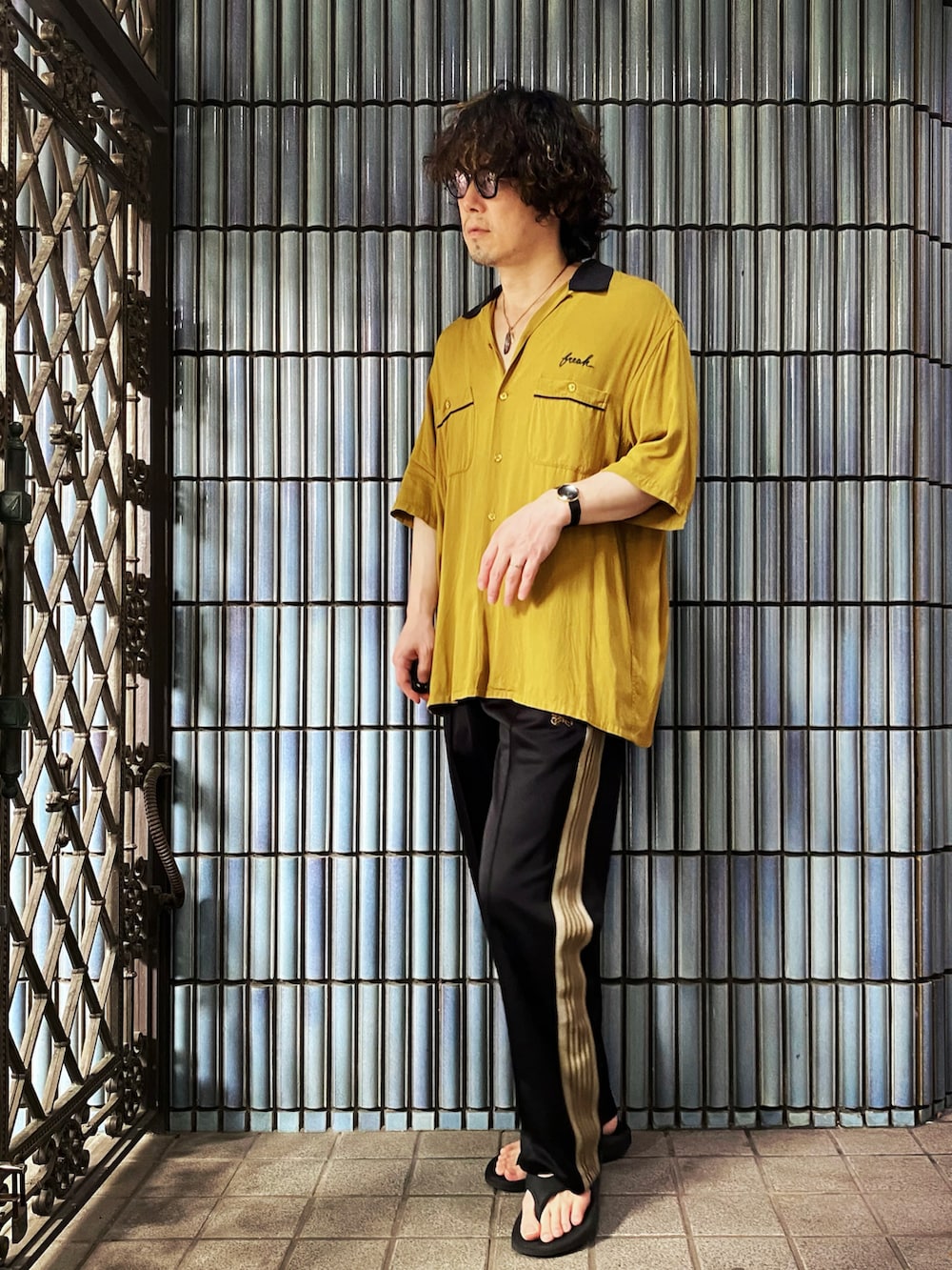 「ボーリングシャツ、秋服まるっと大公開、アロハシャツ、オープンカラーシャツ、マスタード、マスタードイエロー、NEEDLES、needles トラックパンツ、ニードルス、ニードルズ、トラックパンツ、ラインパンツ、Nordgreen、ノードグリーン、oofos」|「FREAK'S STOREのFREAK'S STORE/フリークスストア VINTAGE ボーリングシャツ/オープンカラーシャツ(シャツ/ブラウス、イエロー系)」を使った、KEITA(ΦωΦ)さん(メンズ・182cm)の秋コーディネートの4枚目の写真