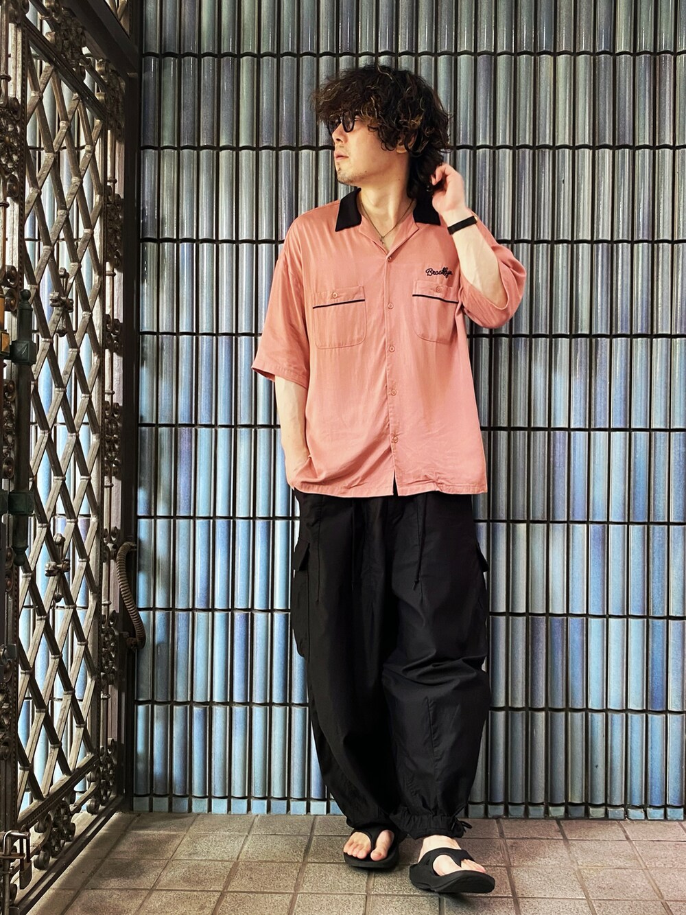 「ピンク、ピンクシャツ、ボウリングシャツ、NEEDLES、ニードルズ、ニードルス、カーゴパンツ、カーゴパンツコーデ、ヒザデルパンツ、oofos、ウーフォス、Nordgreen、ノードグリーン、ベトシャツ、ルード」｜「Limited Line Naive Magicのルーズサイズ レーヨン バック刺繍 オープンカラー 半袖シャツ（シャツ/ブラウス、ピンク系）」を使った、KEITA(ΦωΦ)さん（メンズ・182cm）の夏コーディネートの4枚目の写真