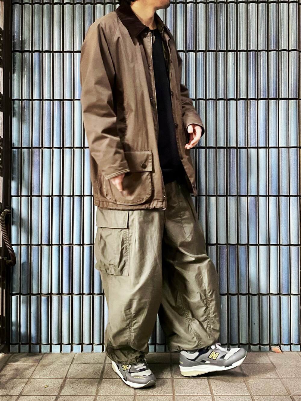 「未来のWEARISTAプロジェクト、バブアー、barbour、ハンティングジャケット、ニードルス、ニードルズ、ヒザデルパンツ、カーゴパンツ、カーゴパンツコーデ、エクストラファインメリノ、ミリタリー、ミリタリージャケット、ビューフォート、ビデイル、Beaufort」｜「Barbourのアイテム（ステンカラーコート、ブラウン系）」を使った、KEITA(ΦωΦ)さん（メンズ・182cm）の冬コーディネートの4枚目の写真