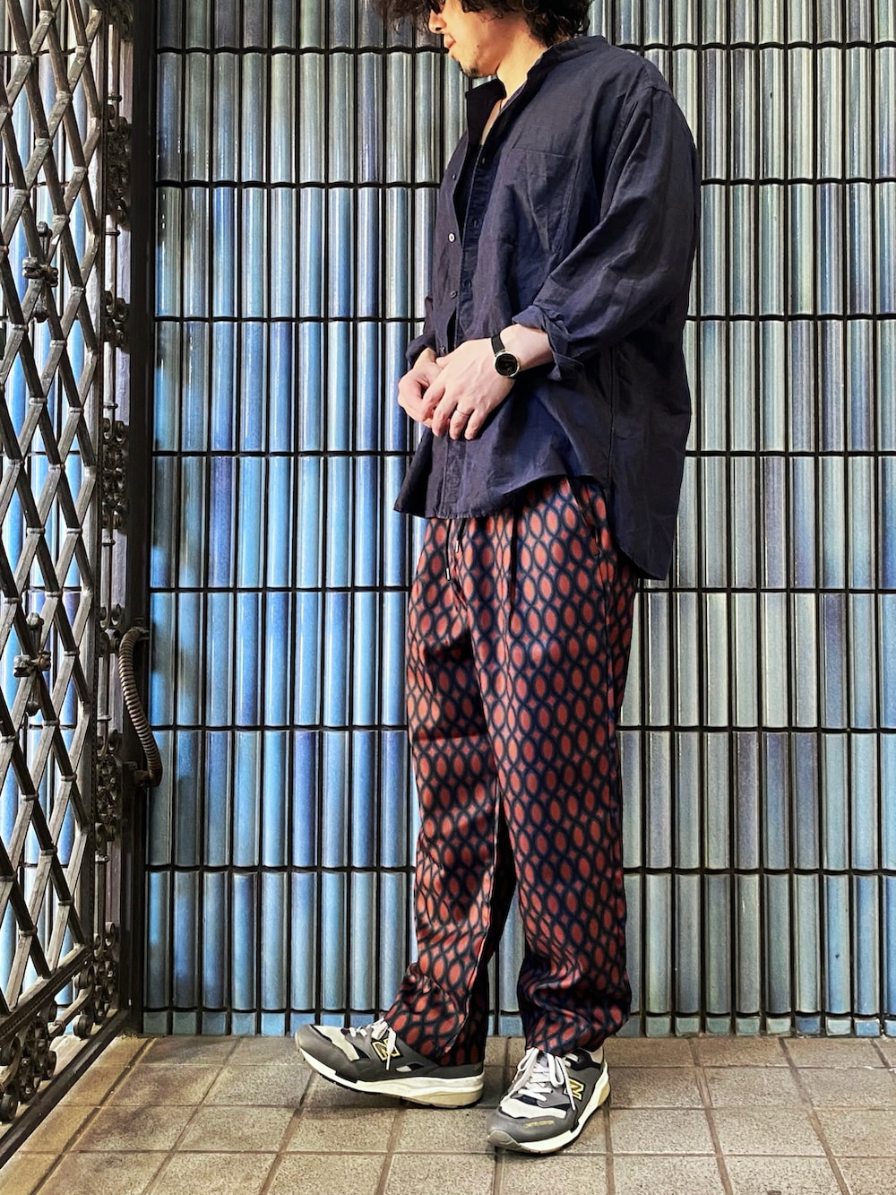「ファッションを楽しもう、柄パンツ、プリントパンツ、ナノユニバース、nano・universe、ネイビー、ネイビーコーデ、シェフパンツ、ワイドパンツ、ニューバランス996、996、スタンドカラー、スタンドカラーシャツ、バンドカラーシャツ、リネンシャツ」|「UNIQLOのリネンコットンスタンドカラーシャツ(長袖)(シャツ/ブラウス、ブルー系)」を使った、KEITA(ΦωΦ)さん(メンズ・182cm)の秋コーディネートの4枚目の写真