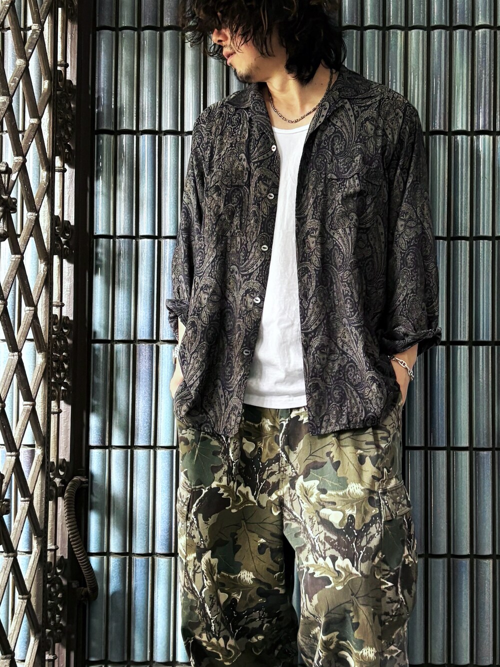 ホワイト系のタンクトップ、グリーン系のカーゴパンツ、グレー系のシャツ/ブラウスを着用したメンズの夏コーディネートの2枚目の写真