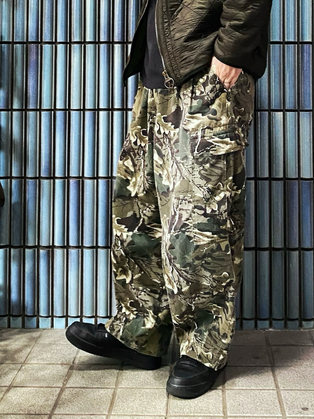 「カモフラ、カモフラパンツ、迷彩パンツ、カーゴパンツ、カーゴパンツコーデ、パラシュートパンツ、barbour、バブアー、キルティングジャケット、ニットポロ、ミリタリー、ミリタリージャケット、ミリタリーパンツ、ミリタリーコーデ、フリークスストア」|「Barbourのアイテム(ミリタリージャケット、グリーン系)」を使った、KEITA(ΦωΦ)さん(メンズ・182cm)の冬コーディネートの3枚目の写真