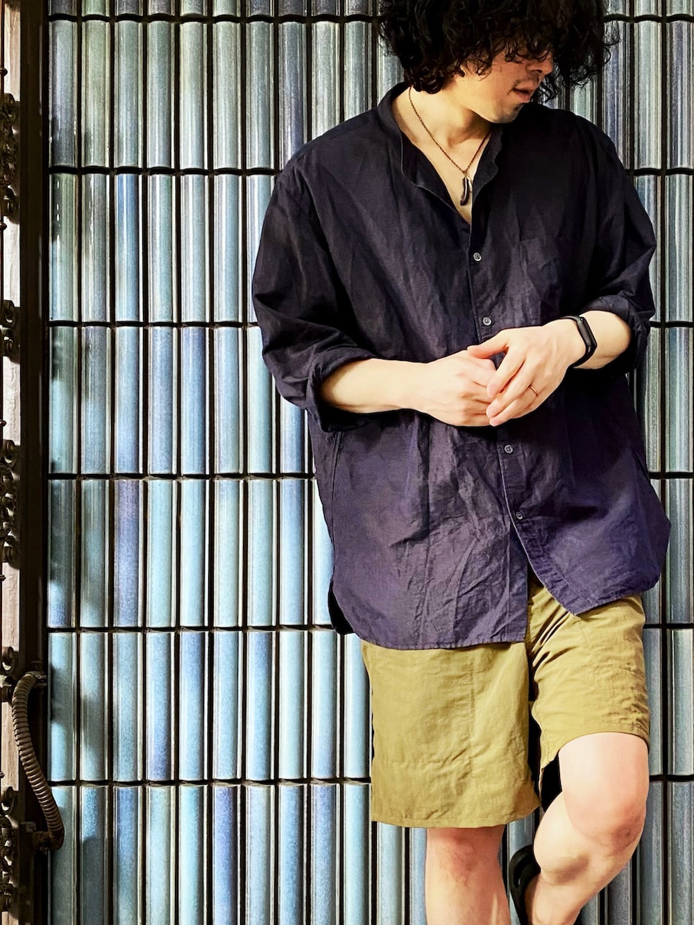「リネンシャツ、パタゴニア、パタゴニアコーデ、patagonia、ハーフパンツ、ショートパンツ、バギーズショーツ、バギーズロング、オーバーサイズシャツ、teva、30代メンズファッション、40代ファッション、30代コーデ、40代コーデ、30代ファッション」|「UNIQLOのリネンコットンスタンドカラーシャツ(長袖)(シャツ/ブラウス、ブルー系)」を使った、KEITA(ΦωΦ)さん(メンズ・182cm)の夏コーディネートの2枚目の写真