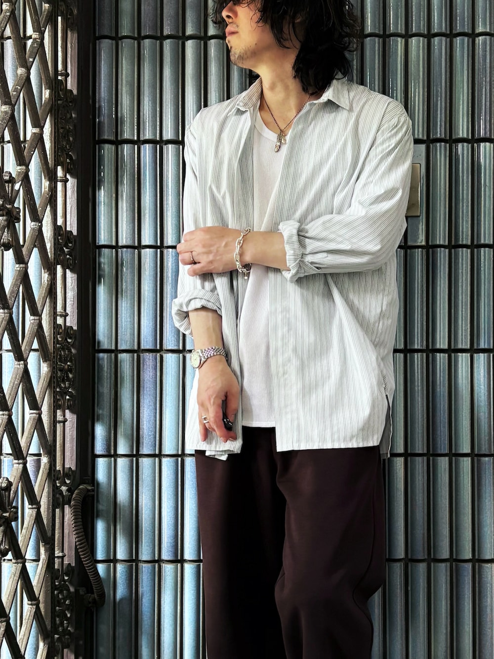 「白シャツ、柄シャツ、シャツスタイル、ワイドパンツ、CTHY、UNIQLOC、ユニクロシー、ユニクロC、スウェットワイドパンツ、ストライプシャツ、きれいめカジュアル、大人カジュアル、ブラウンパンツ、スウェットパンツ、スウェット」｜「CTHYのマルチストライプ比翼オーバーサイズシャツ（シャツ/ブラウス、グレー系）」を使った、KEITA(ΦωΦ)さん（メンズ・182cm）の春コーディネートの2枚目の写真